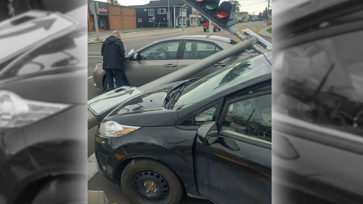 Deux automobiles ont eu des dommages lorsque le feu de circulation est tombée sur les véhicules à l'angle de la rue St-Hubert et du boulevard Harvey, à Jonquière. Deux automobiles ont eu des dommages lorsque le feu de circulation est tombée sur les véhicules à l'angle de la rue St-Hubert et du boulevard Harvey, à Jonquière.