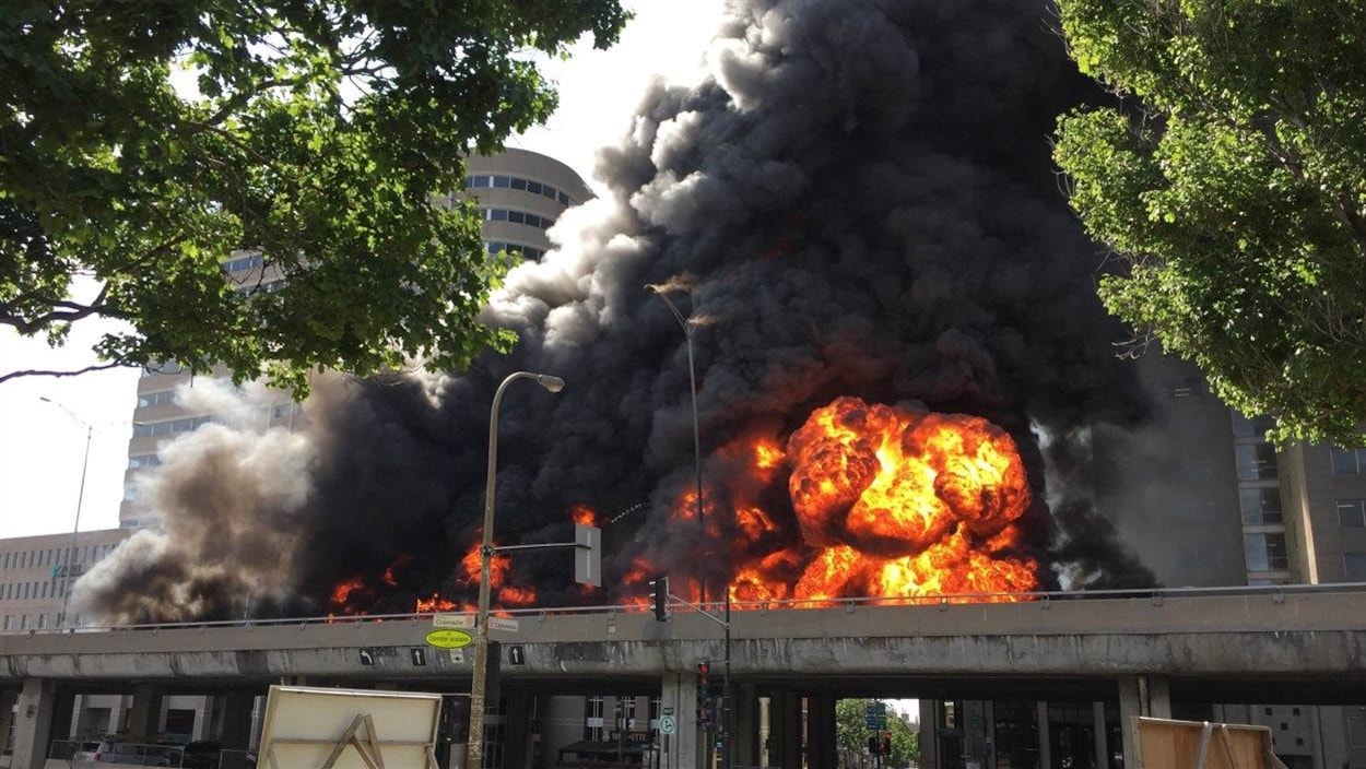 Camion-citerne en feu sur l'autoroute métropolitaine (A-40) à Montréal, après un carambolage, le 9 août 2016