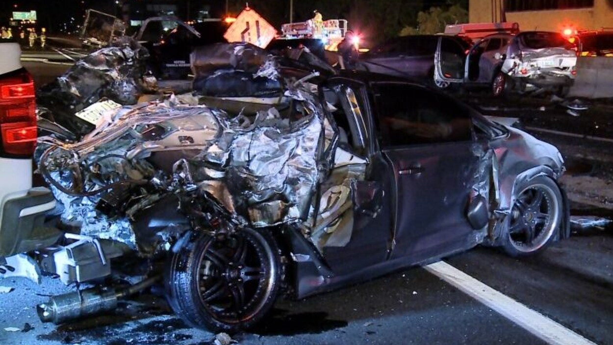 Photo d'une voiture dont la partie arrière est complètement démolie.
