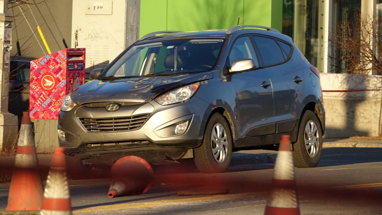 Il s'agit d'un VUS gris de marque Hyundai. Il s'agit d'un VUS gris de marque Hyundai.