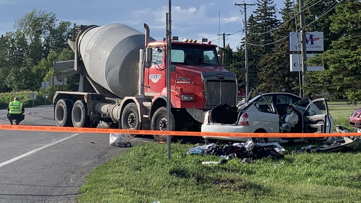 Une voiture sous-compacte blanche a été violemment heurtée de côté par une bétonnière.
