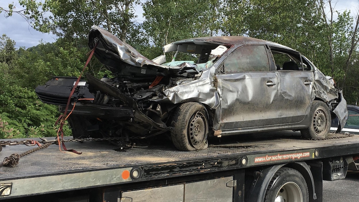 Une voiture endommagée à la suite d'un accident, installée sur une remorque.