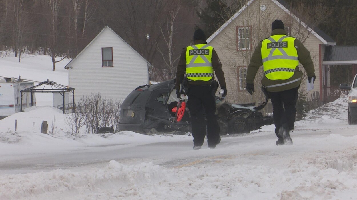 Deux policiers sur une scène d'accident.