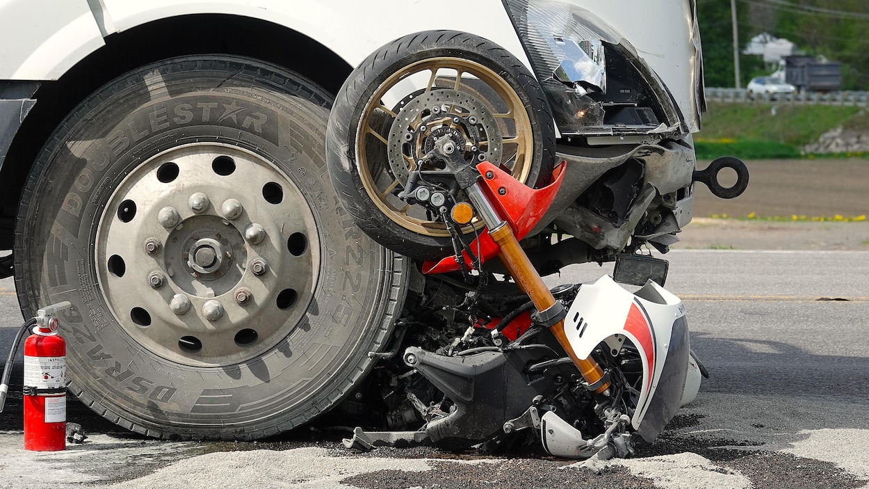 Mirabel : un motocycliste à l’urgence après une collision contre un semi-remorque