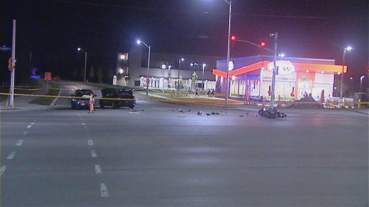 Une motocyclette accidentée au milieu de la rue.