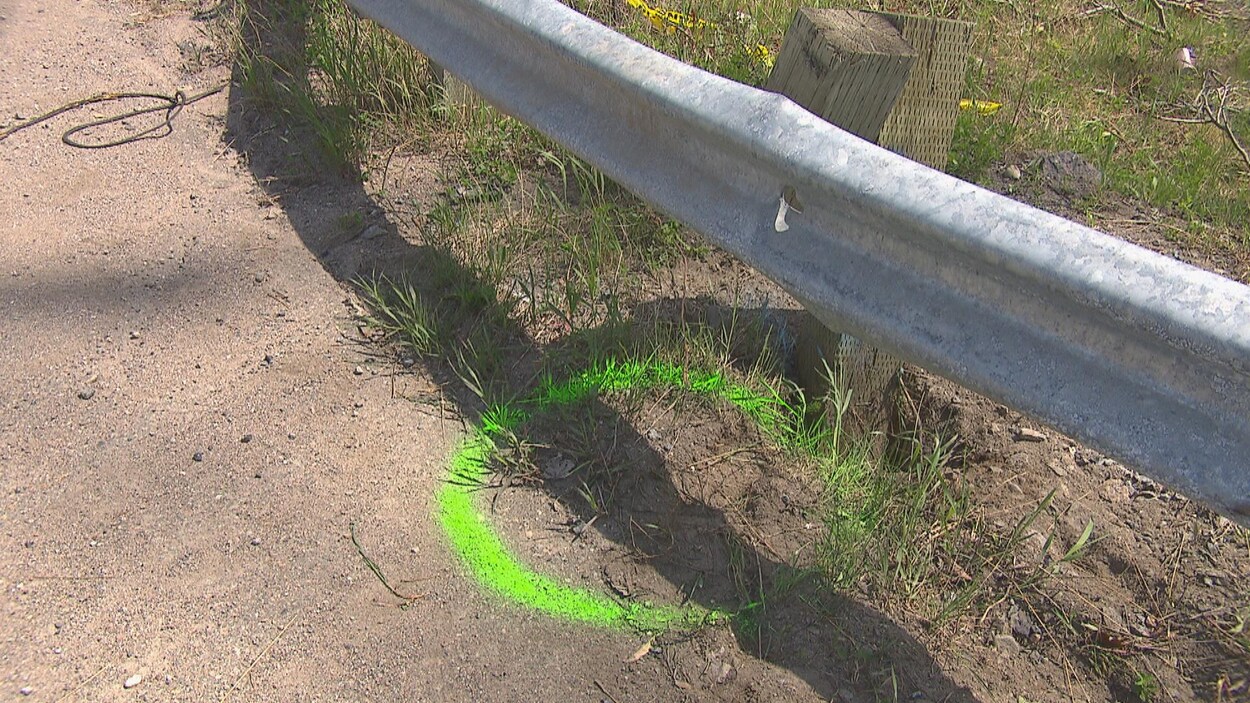 Un rond peint en vert près d'un garde-fou.