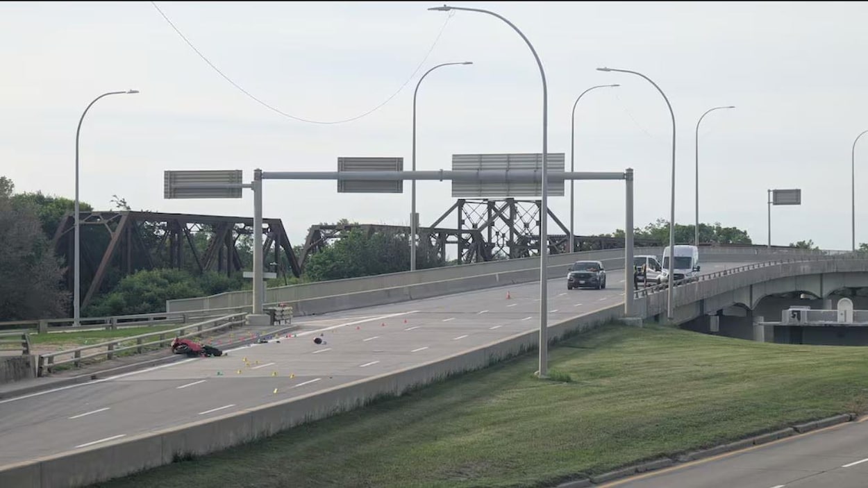 Un grave accident de moto force la fermeture d’un secteur du pont St. James