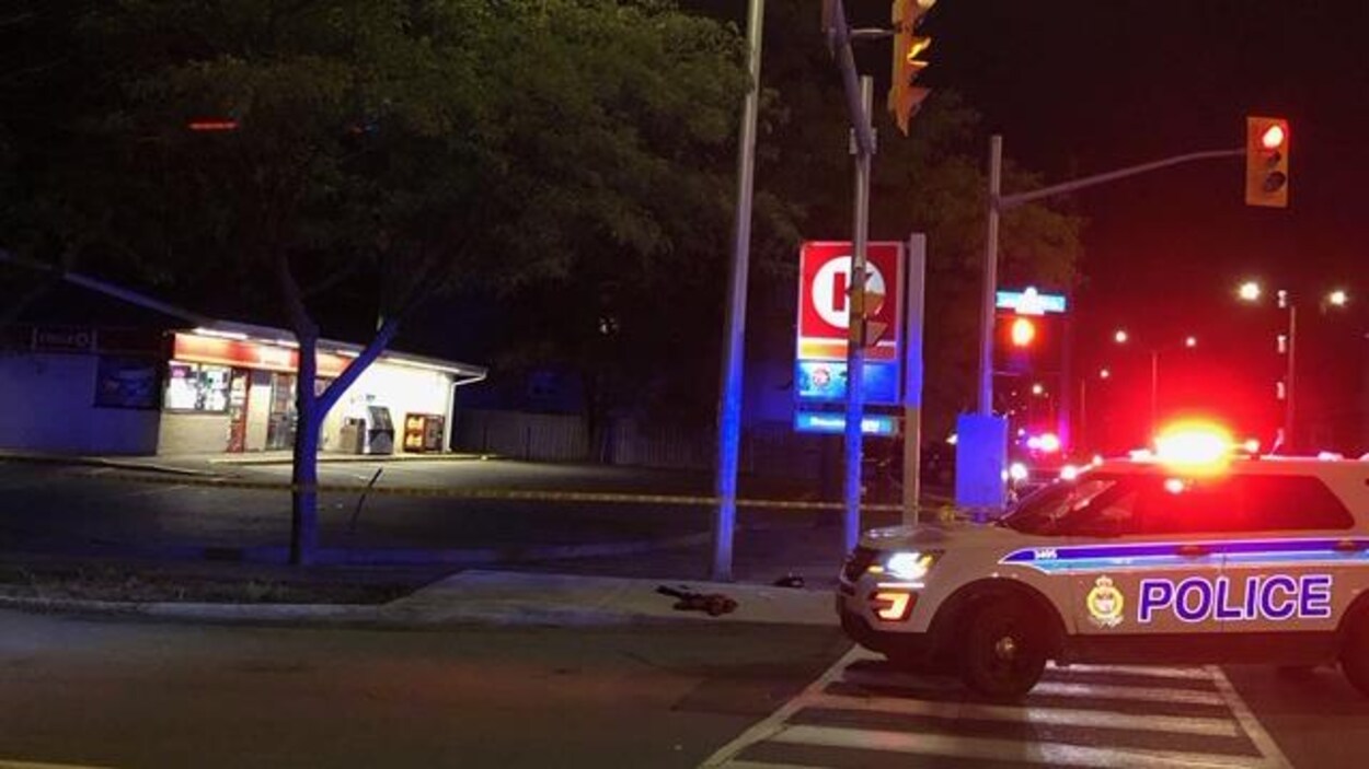 Une voiture de police au coin d'une rue.