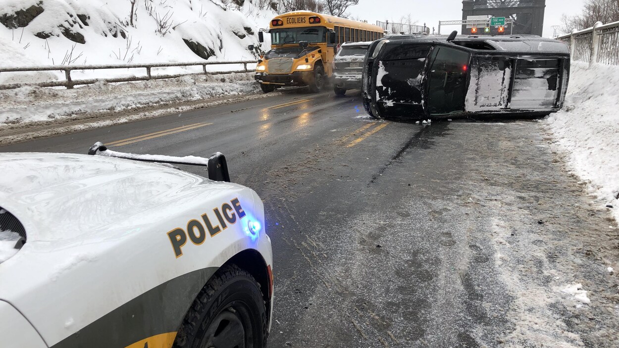 Le véhicule impliqué a fait une embardée à l'entrée du pont de Québec.