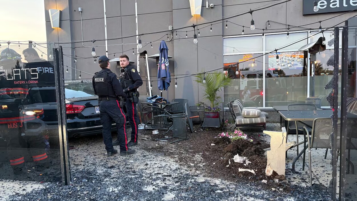 Un véhicule s’encastre dans la terrasse d’un restaurant, le conducteur poursuivi