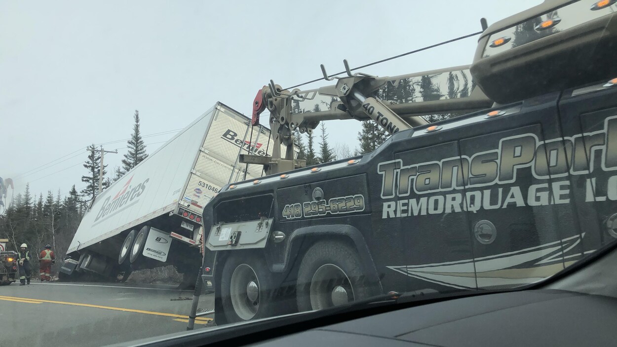 Un camion de remorquage sur la route 138.