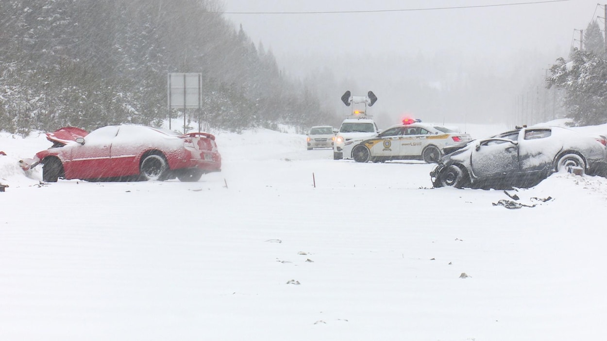 Deux voitures impliquées dans un accident, l'hiver.