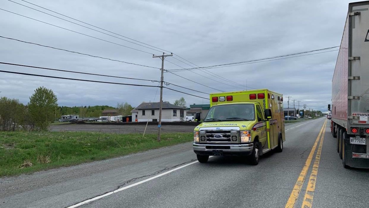 Une ambulance circule sur la route 117.