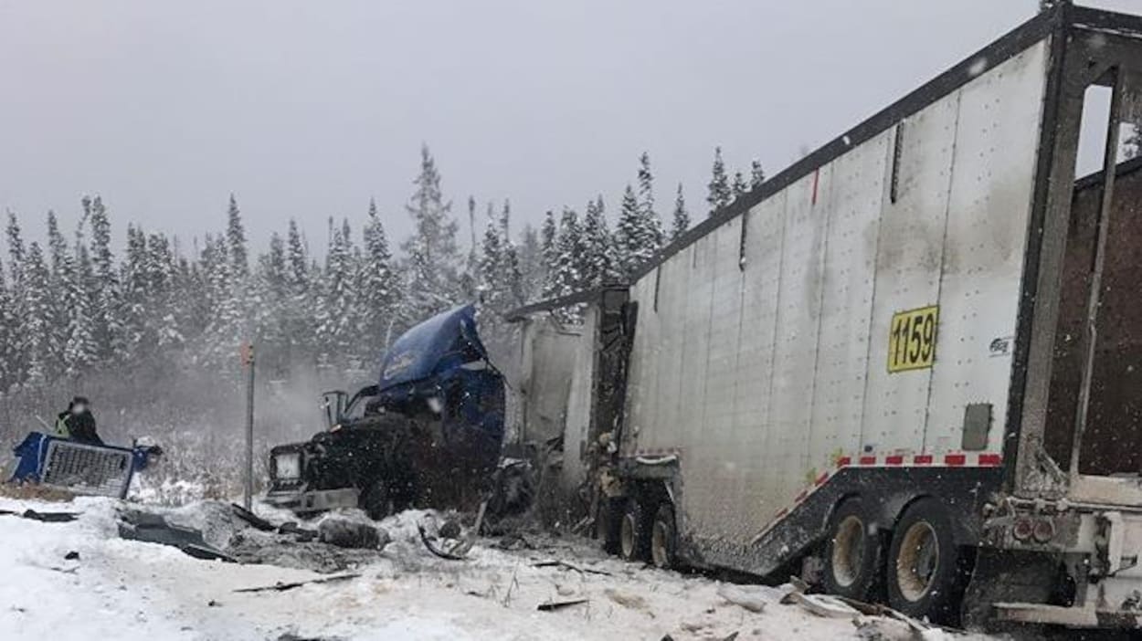 Une collision entre deux fardiers a eu lieu sur la route 167, près de Chibougamau, jeudi matin. Une collision entre deux fardiers a eu lieu sur la route 167, près de Chibougamau, jeudi matin.