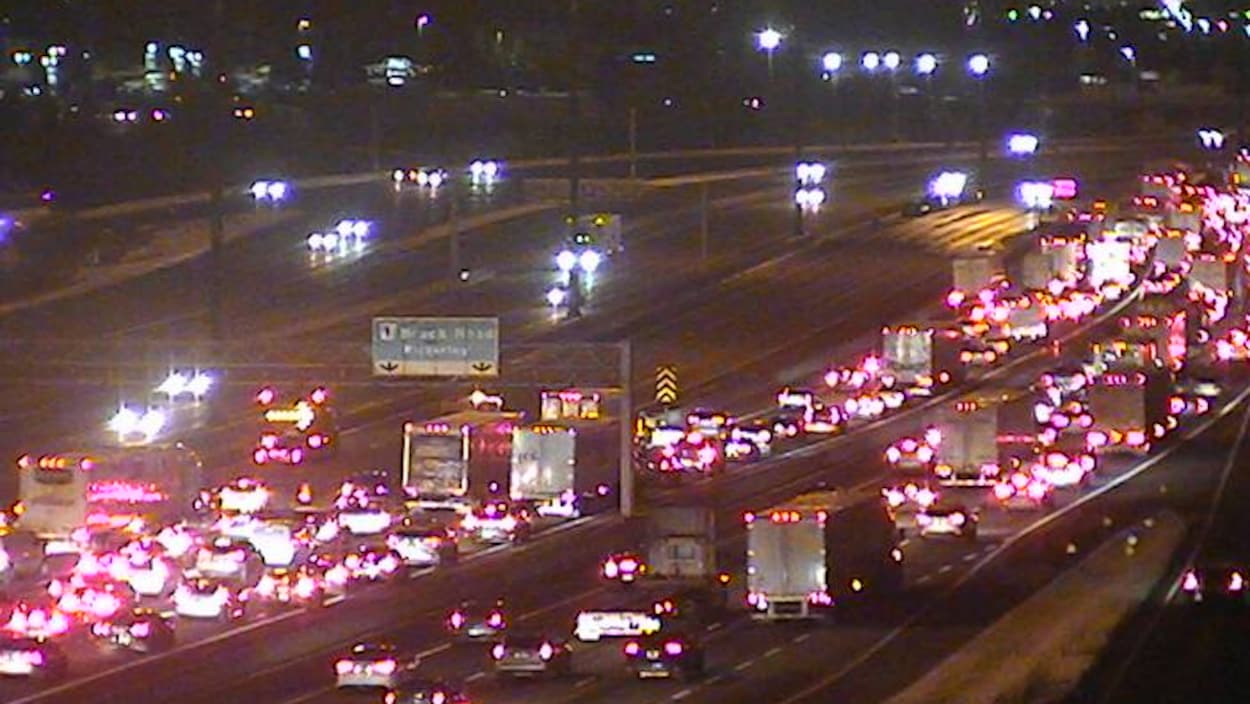 Toutes les voies sont bloquées sur l'autoroute 401 en direction de l'est en raison d'un accident.