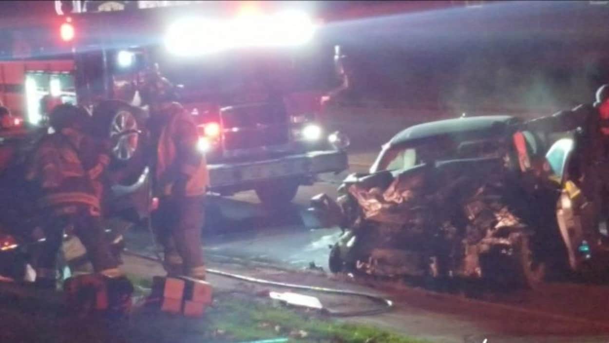Un lieu d'accident avec une auto en morceaux.