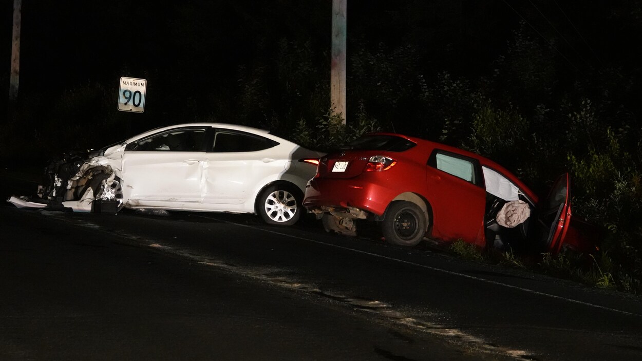 Deux voitures accidentées.