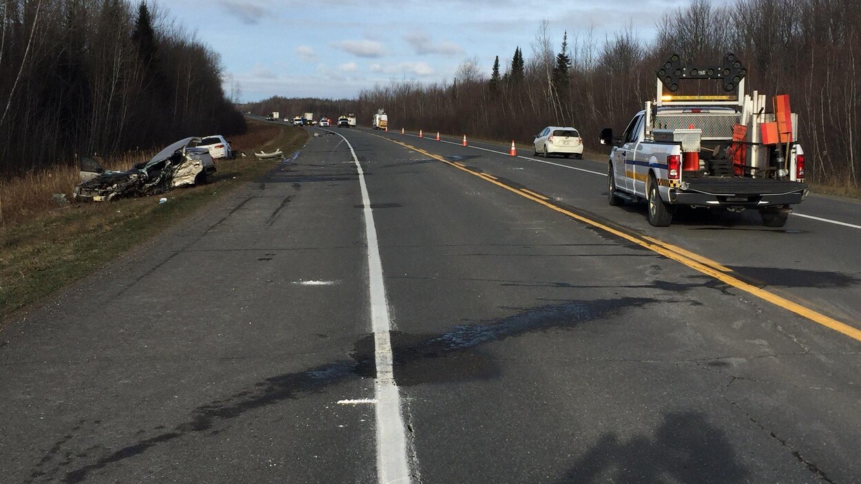 Les voitures accidentées dans le fossé de la route 955. Les voitures accidentées dans le fossé de la route 955.