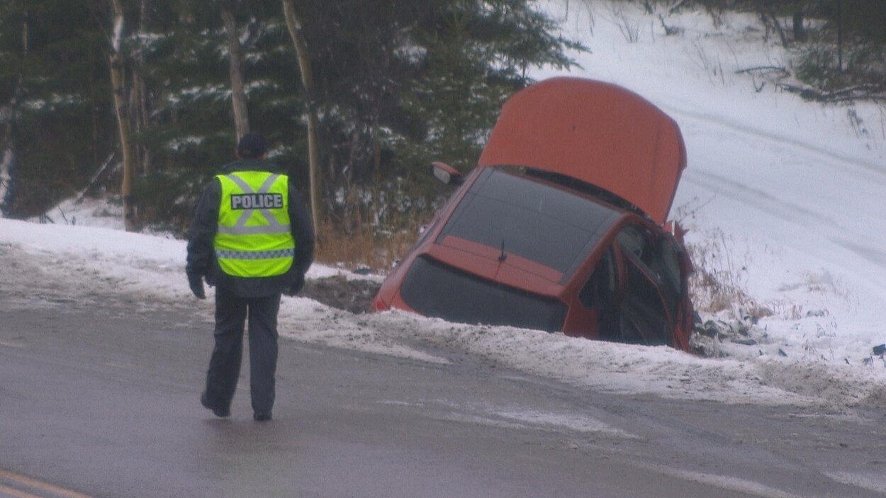 Une voiture dans un fossé.