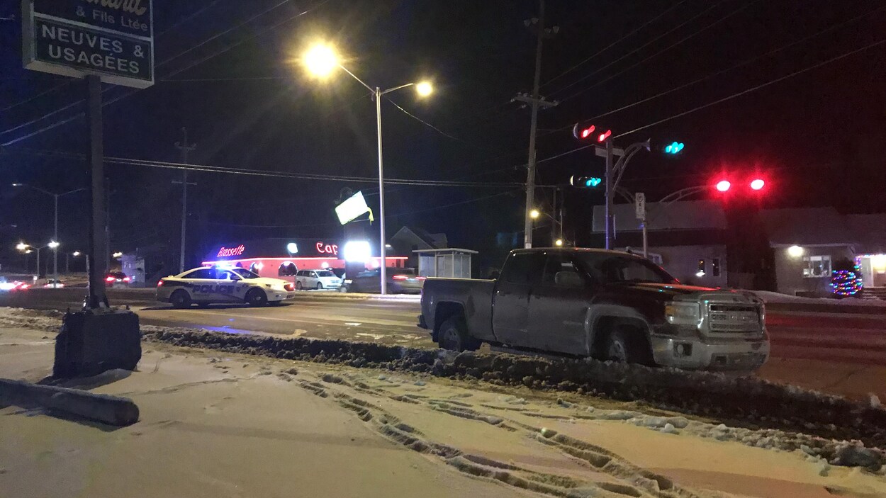 Une camionnette immobilisée sur les lieux de l'accident et une autopatrouille.