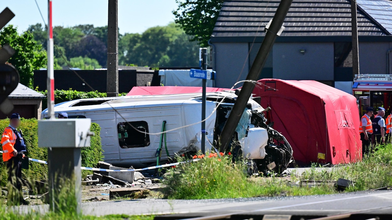 Collision entre un train et un bus scolaire en Belgique : 4 morts, dont 2 enfants