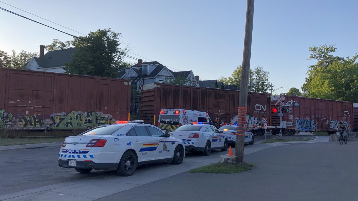 Les voitures des autorités devant le train du CN.
