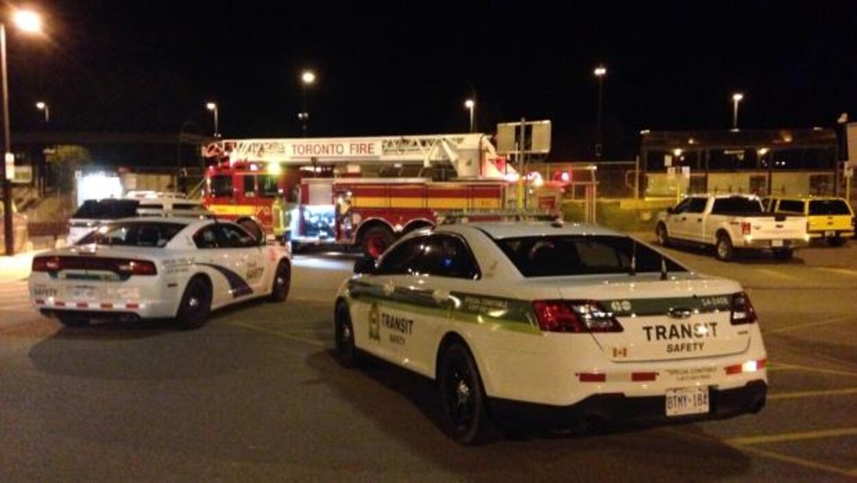 La police de Toronto, les pompiers et une voiture du service GO sur les lieux de l'accident où un homme de 23 ans est mort après avoir été frappé par un train de VIA Rail. La police de Toronto, les pompiers et une voiture du service GO sur les lieux de l'accident où un homme de 23 ans est mort après avoir été frappé par un train de VIA Rail.