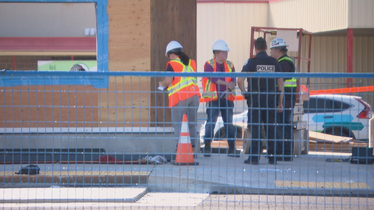 Des policiers sur les lieux d'un accident sur un chantier de construction à Gatineau.