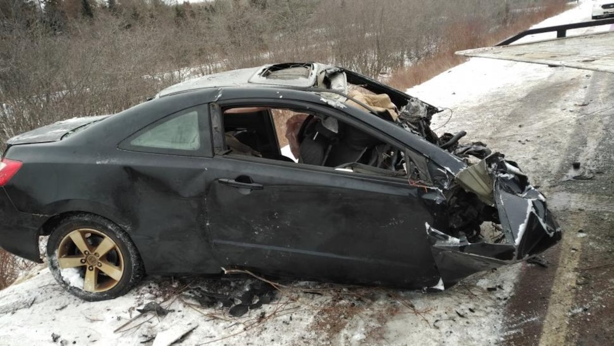 La voiture noire après l'accident, une perte totale.