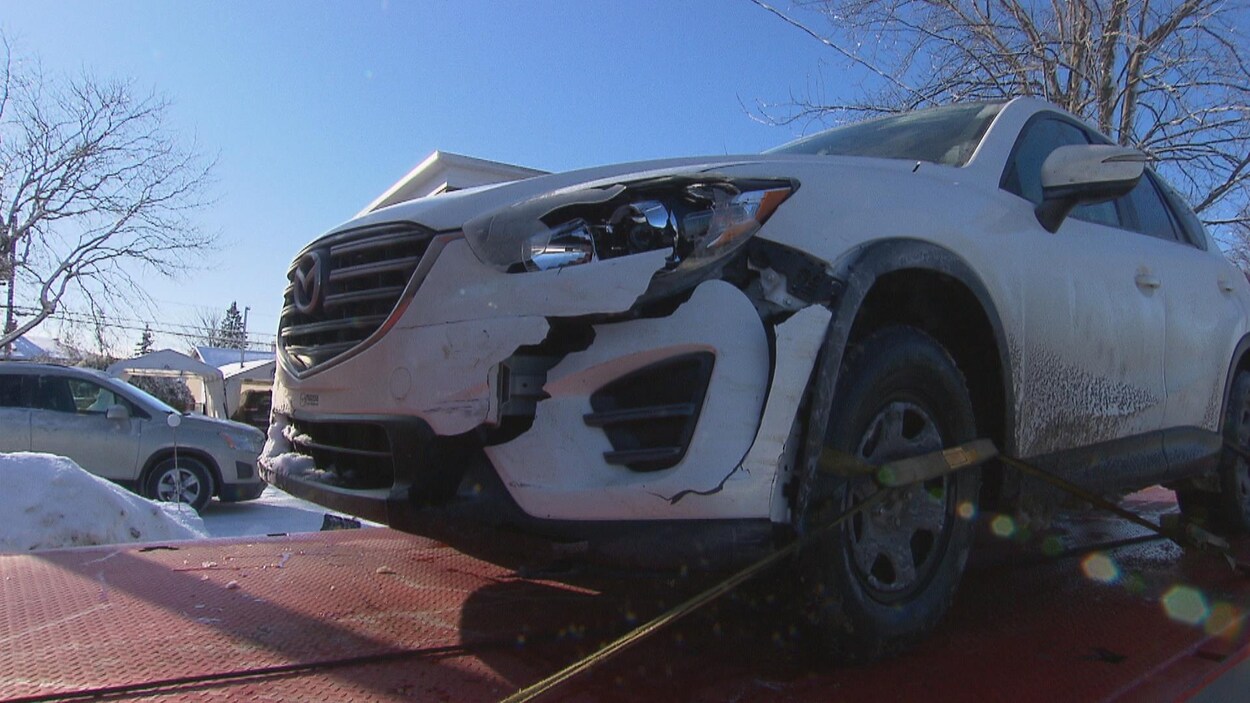 Une voiture accidentée sur une remorque