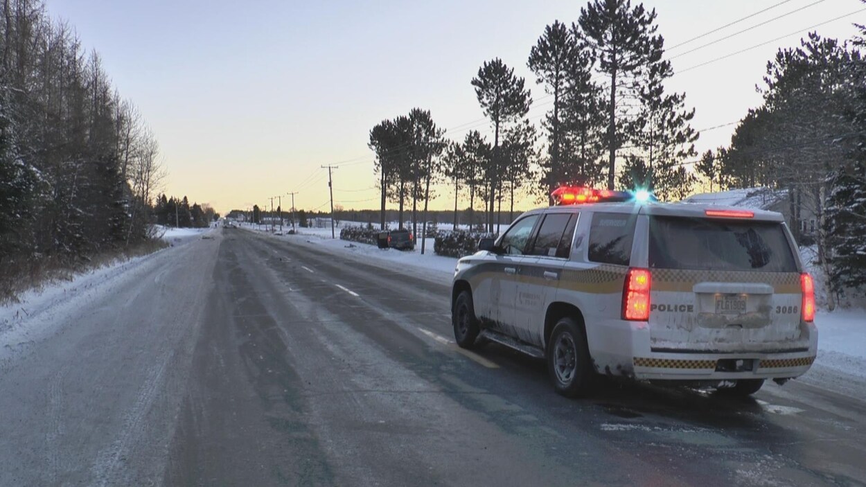 Véhicule de la SQ sur une route en hiver