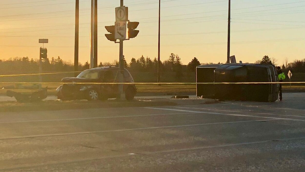 Deux véhicules accidentés près d'un passage piéton et d'un policier en uniforme sur l'autoroute Pembina Deux véhicules accidentés près d'un passage piéton et d'un policier en uniforme sur l'autoroute Pembina