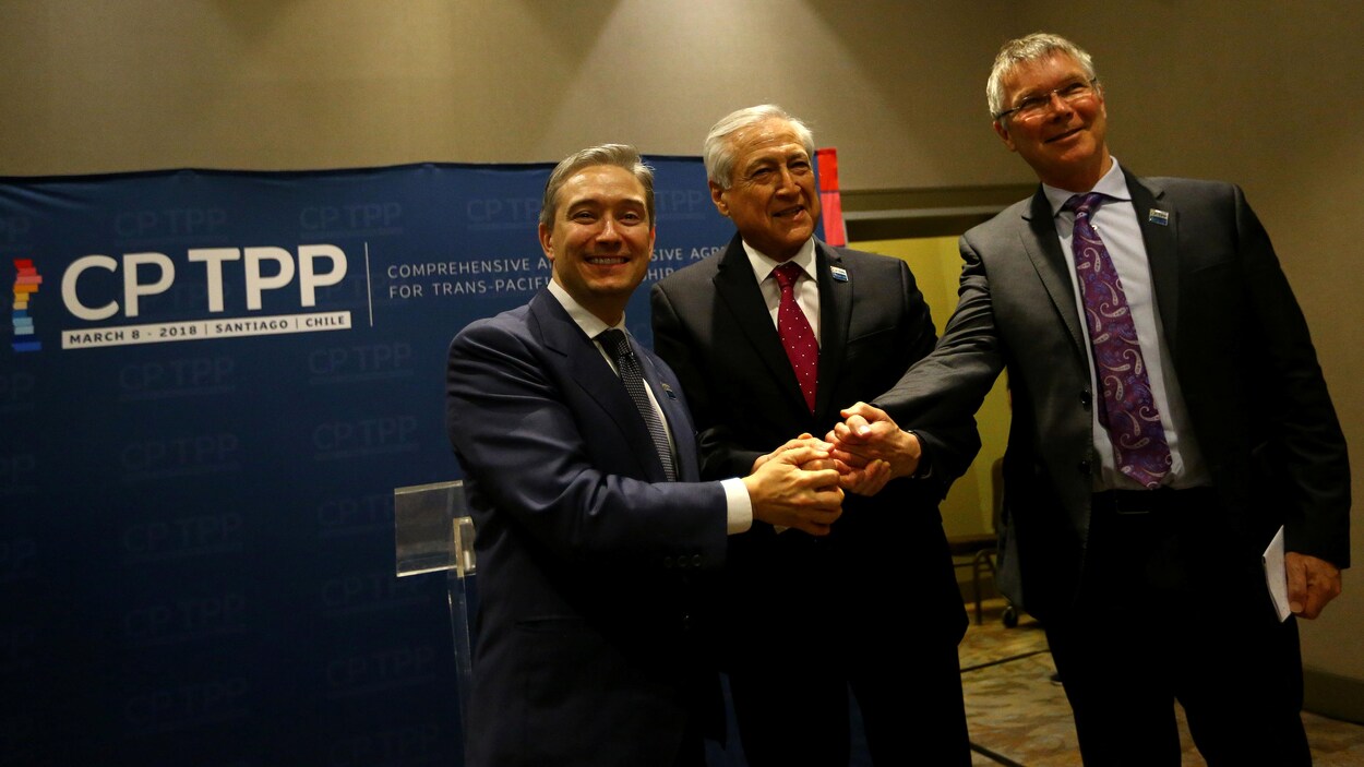 Le ministre du Commerce international du Canada, Francois-Phillippe Champagne, le ministre des Affaires étrangères du Chili, Heraldo Munoz, et le ministre du Commerce et de l'Exportation de la Nouvelle-Zélande, David Parker, se serrent les mains pour les caméras.