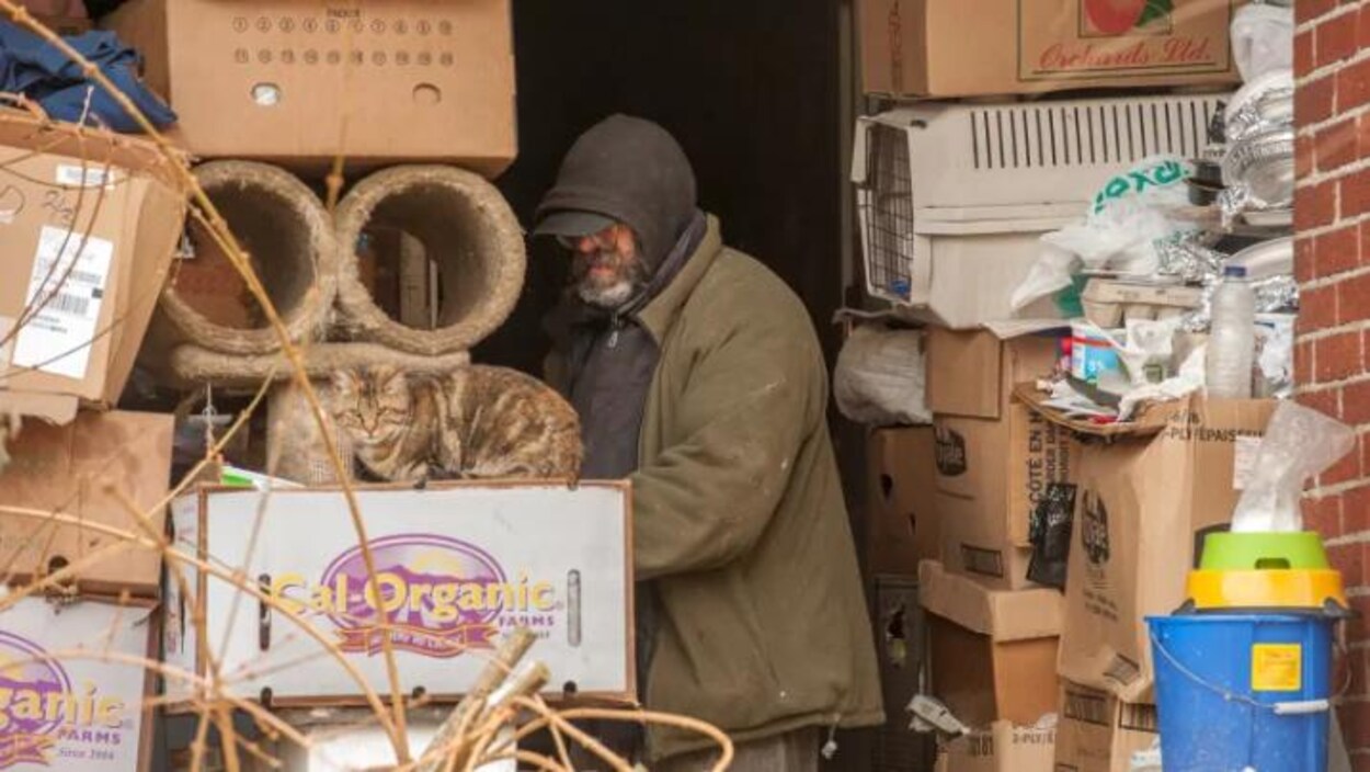 Sur cette photo d'archives, un homme parcourt des objets stockés dans une maison de Toronto et qui ont dû être nettoyés par les pompiers.