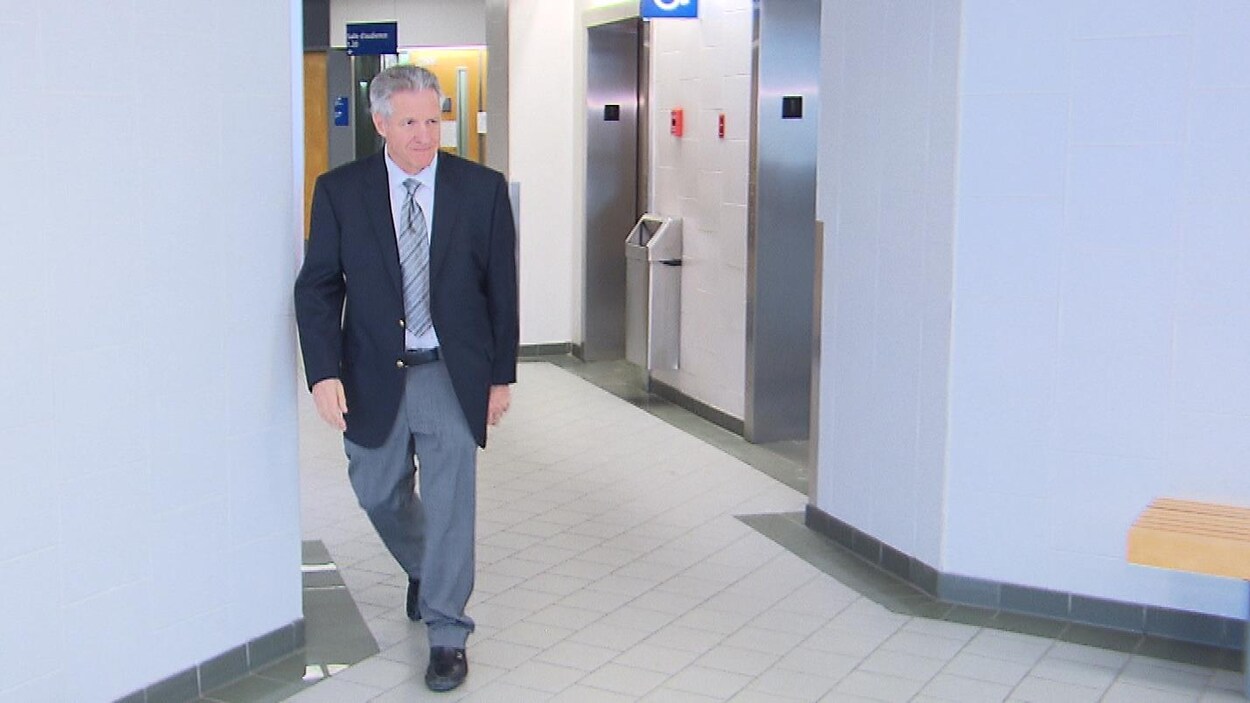 L'entrepreneur Tony Accurso marche dans un corridor du palais de justice de Joliette L'entrepreneur Tony Accurso marche dans un corridor du palais de justice de Joliette