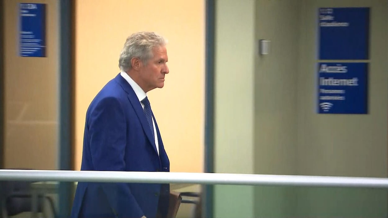 L'entrepreneur Tony Accurso marche au palais de justice de Laval, où il a commencé jeudi son témoignage à son procès pour fraude et corruption. L'entrepreneur Tony Accurso marche au palais de justice de Laval, où il a commencé jeudi son témoignage à son procès pour fraude et corruption.