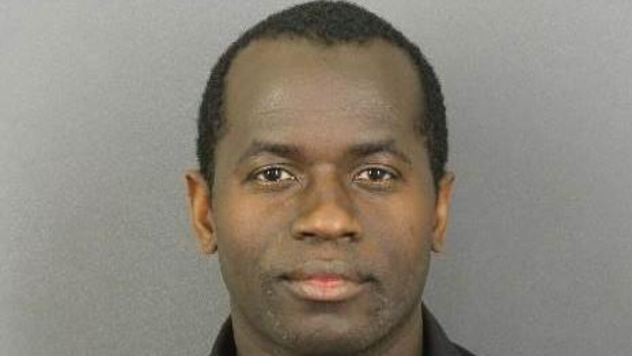 Photo de police de Mexan Basile Mboumba-Awoulé, accusé d'harcèlement criminel.