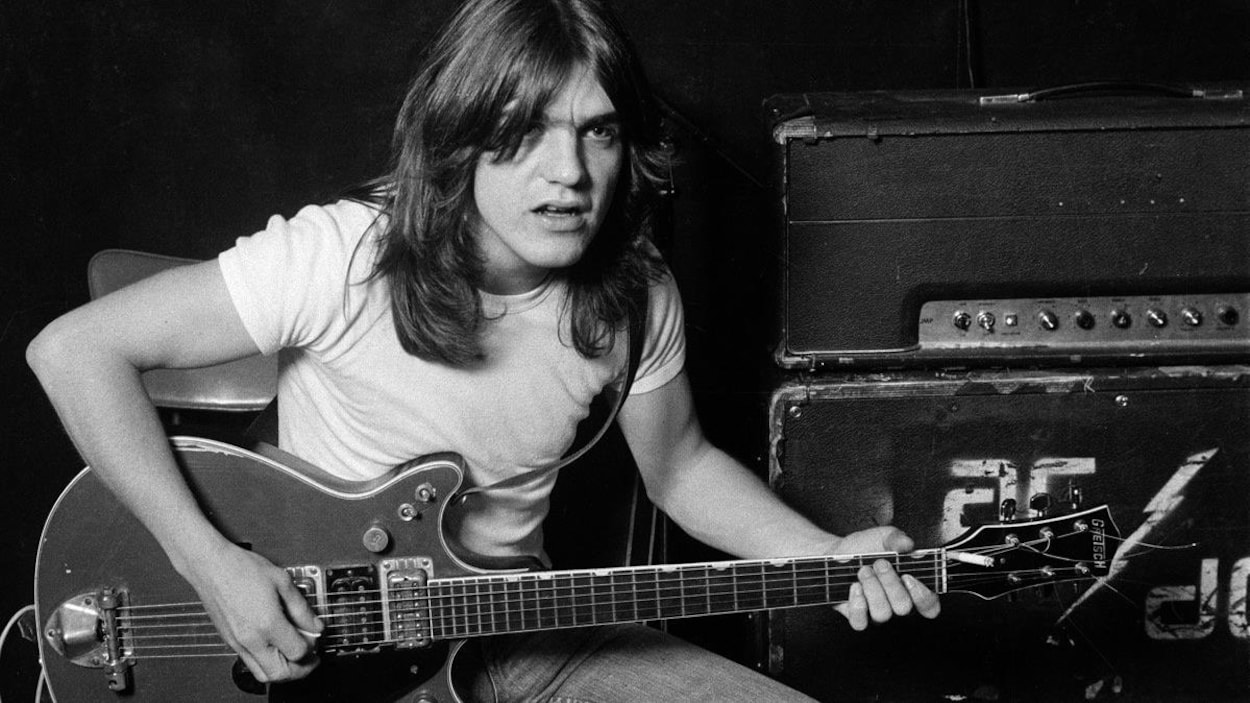 Le guitariste Malcolm Young avec son instrument, il y a plusieurs années. Le guitariste Malcolm Young avec son instrument, il y a plusieurs années.
