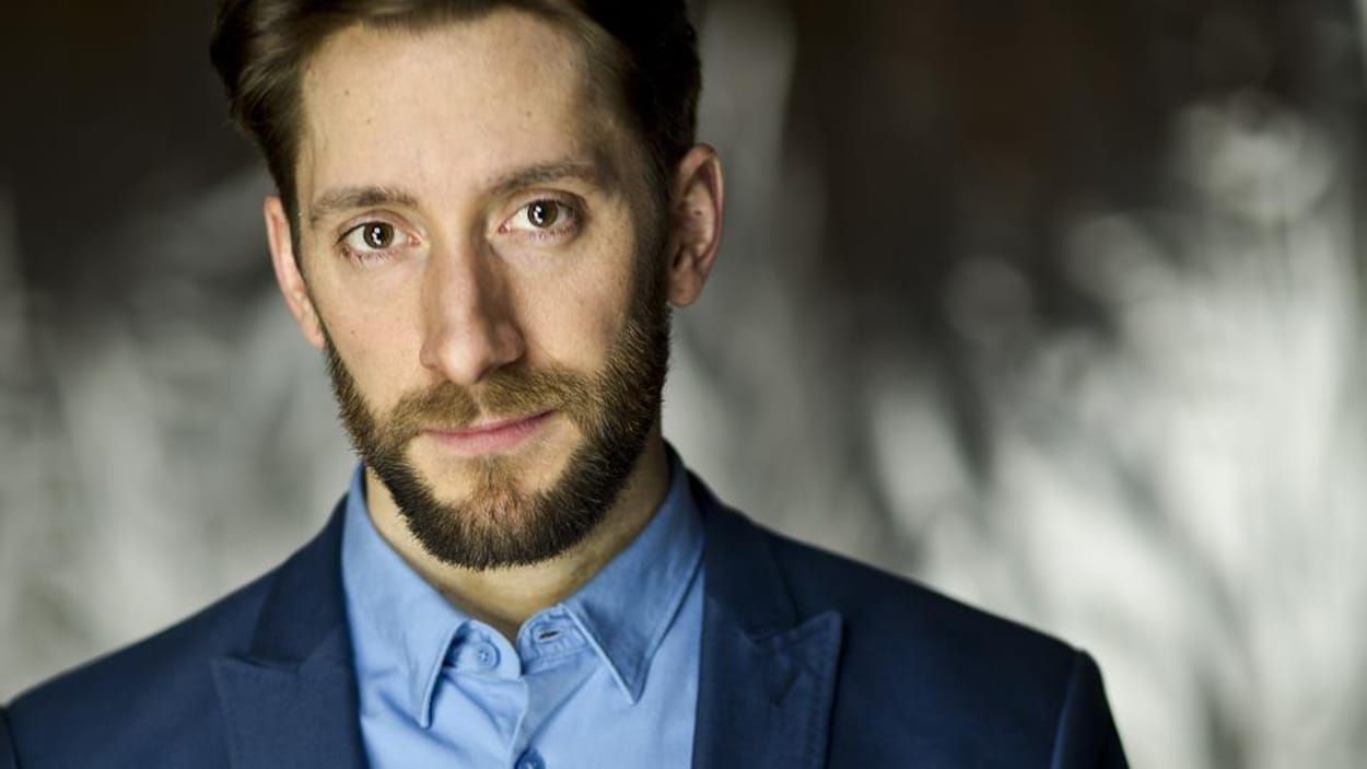 Photo de Pierre avec une chemise et une veste bleues Photo de Pierre avec une chemise et une veste bleues