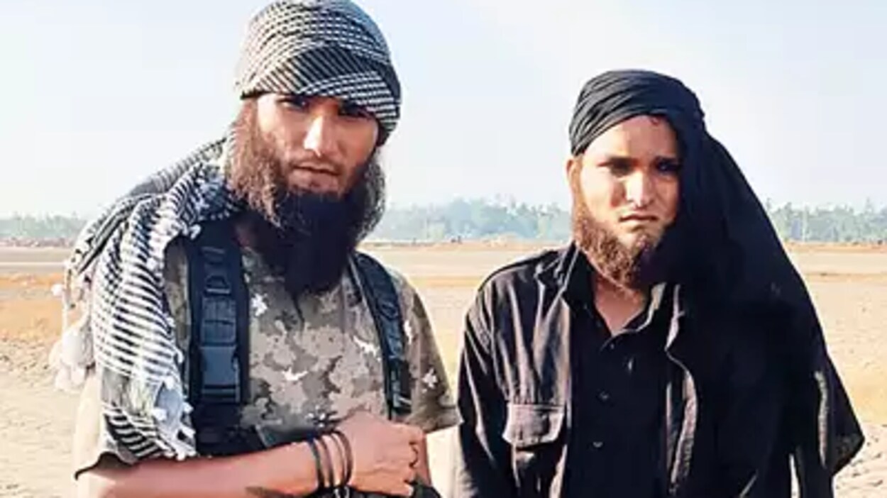 Deux hommes costumés en jihadistes.