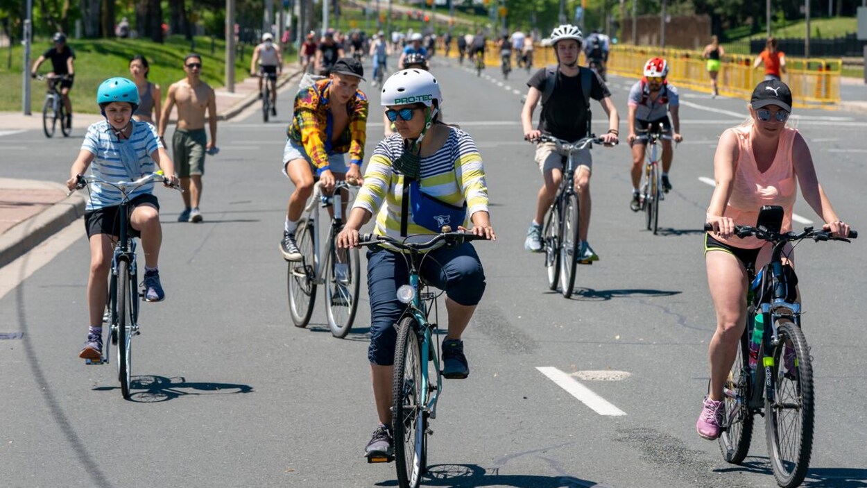 Quelques dizaines de cyclistes se promènent.