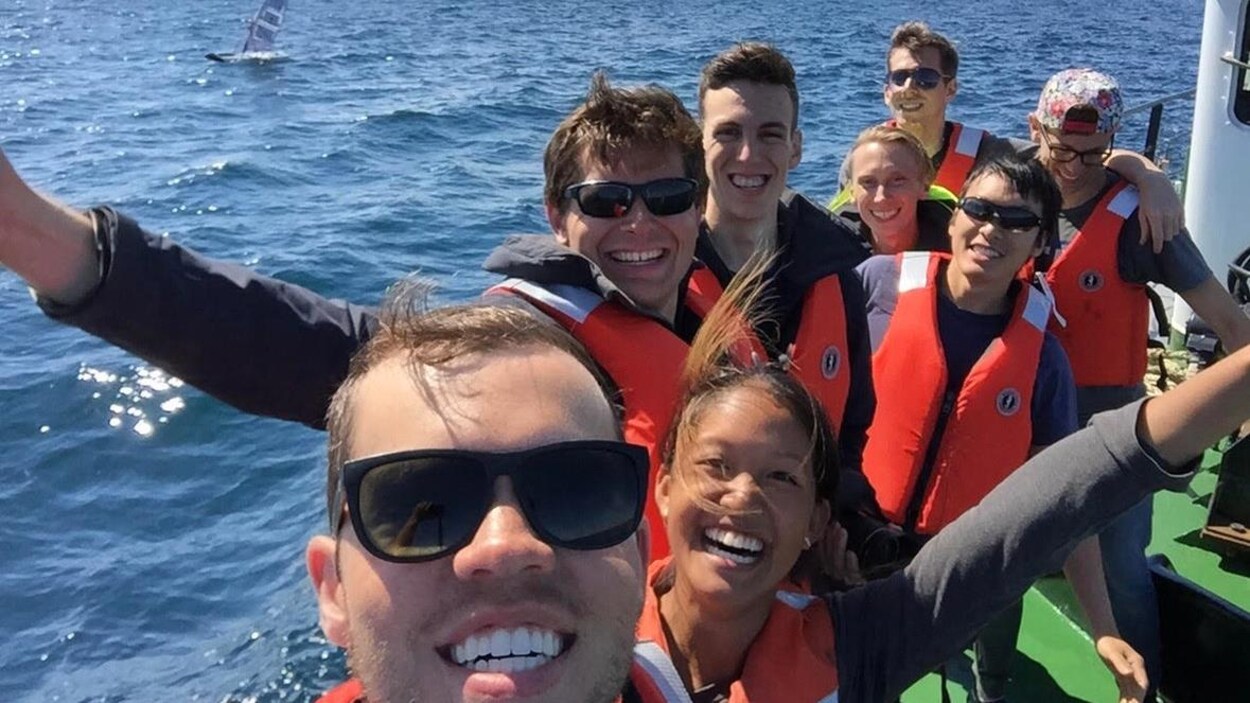Huit étudiants en égo-portrait devant l'océan Atlantique