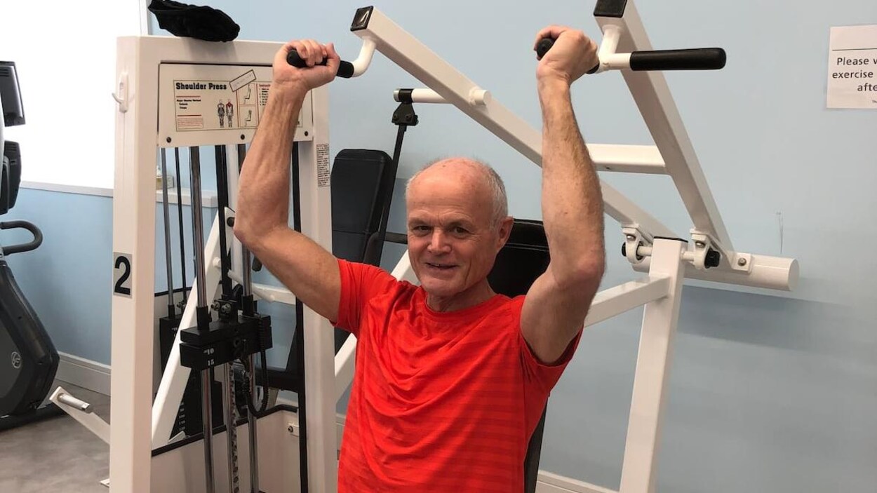 Adam Brown fait de l'exercice sur une machine dans une salle de sport.