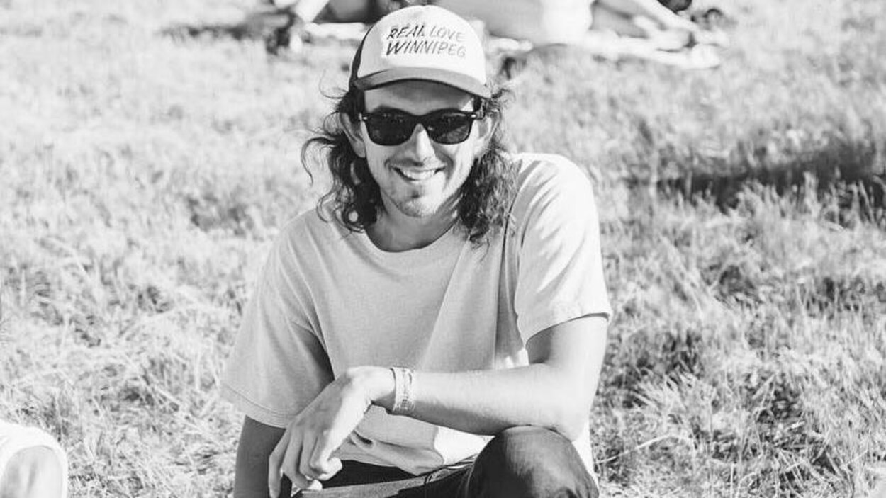 Adam Soloway pose dans une photo en noir et blanc. Adam Soloway pose dans une photo en noir et blanc.