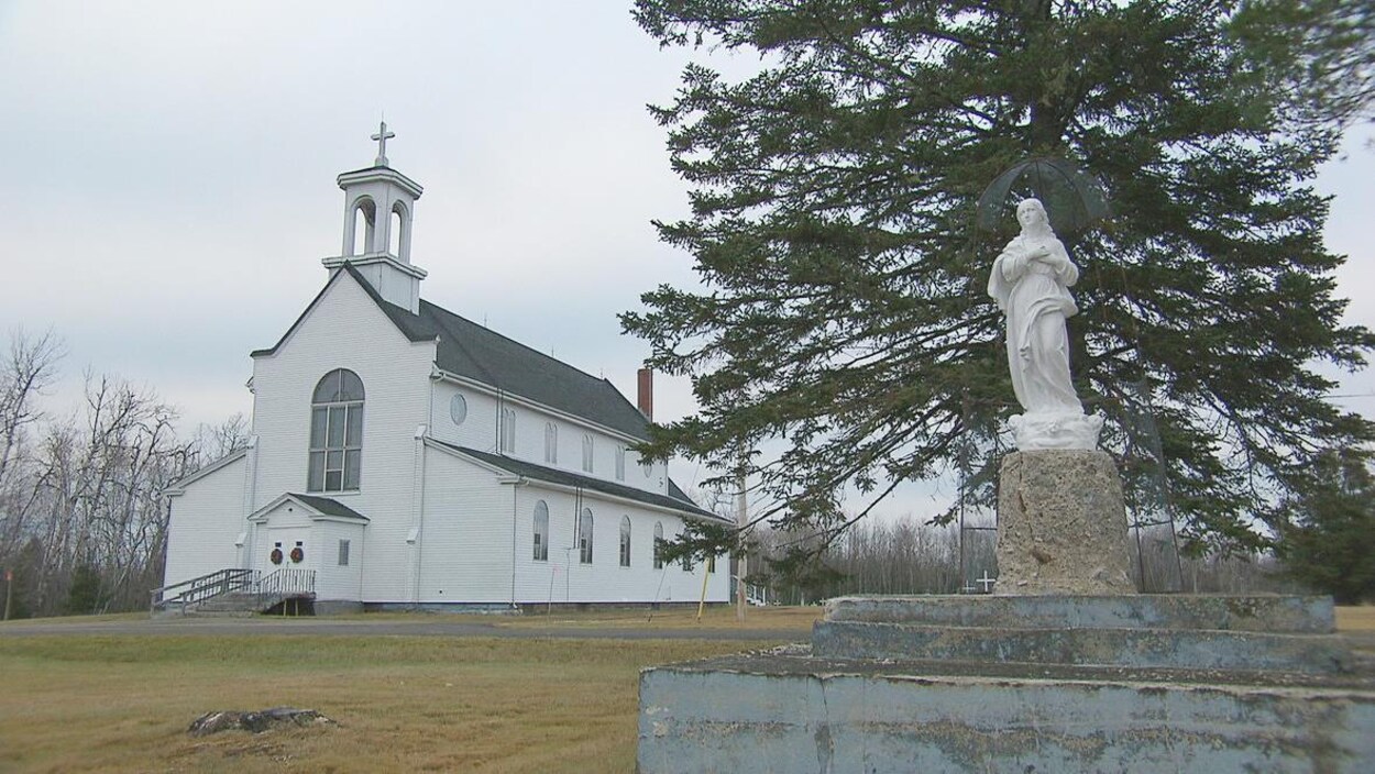 Une statue de la vierge Marie devant l'église