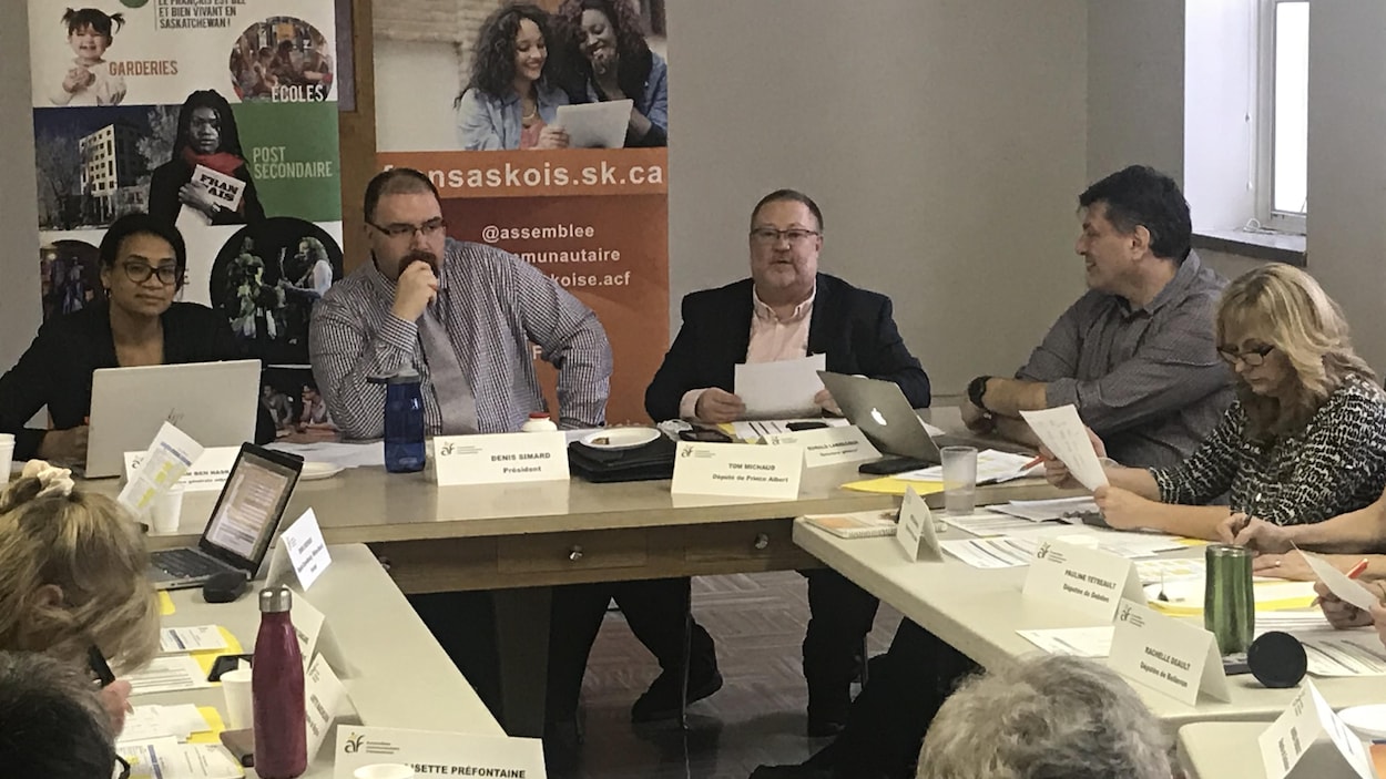 Les députés sont en train d'écouter un de leurs membres.