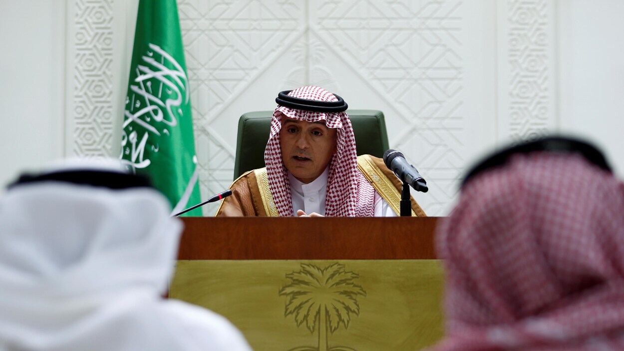 Adel al-Jubeir, ministre des Affaires étrangères saoudien durant une conférence de presse. Derrière lui un drapeau de son pays.