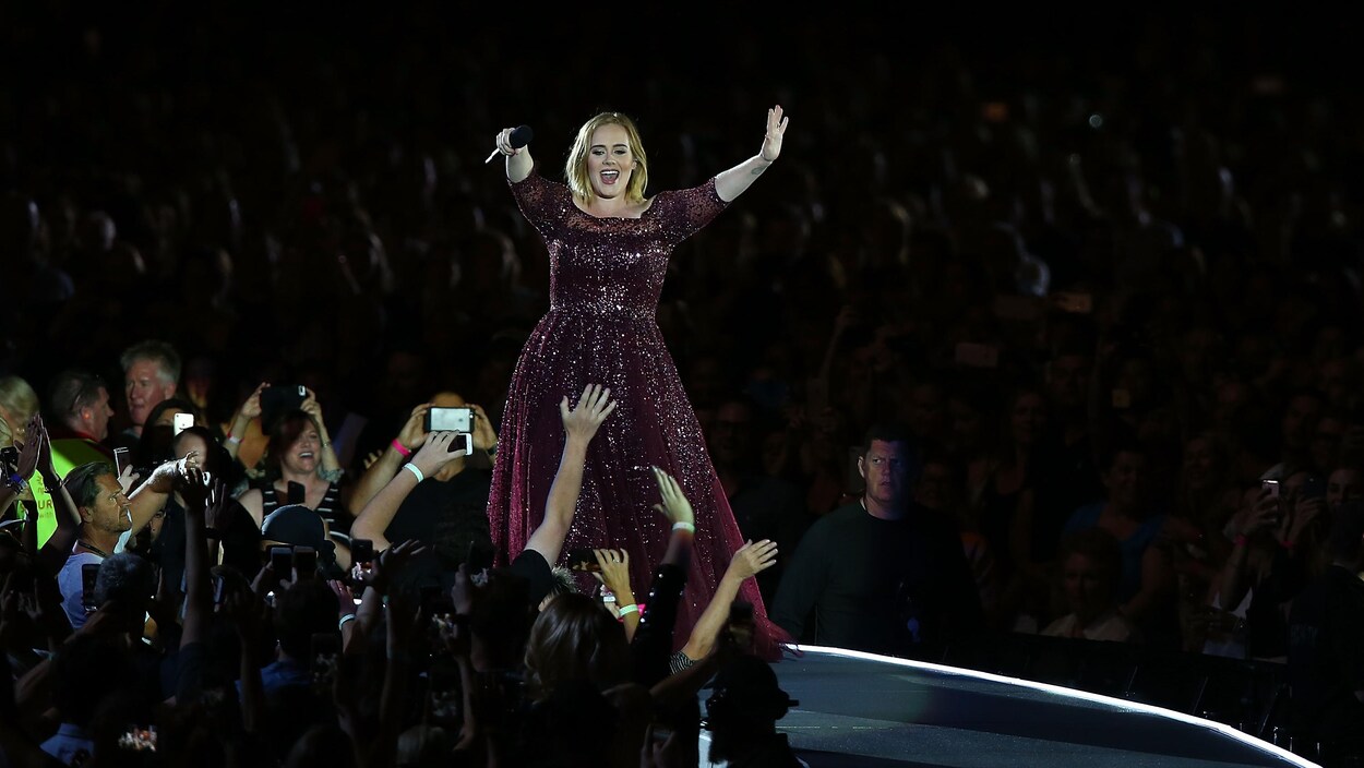 La chanteuse Adele demandant au public de chanter, lors d'un concert à Perth, en Australie, en février 2017.