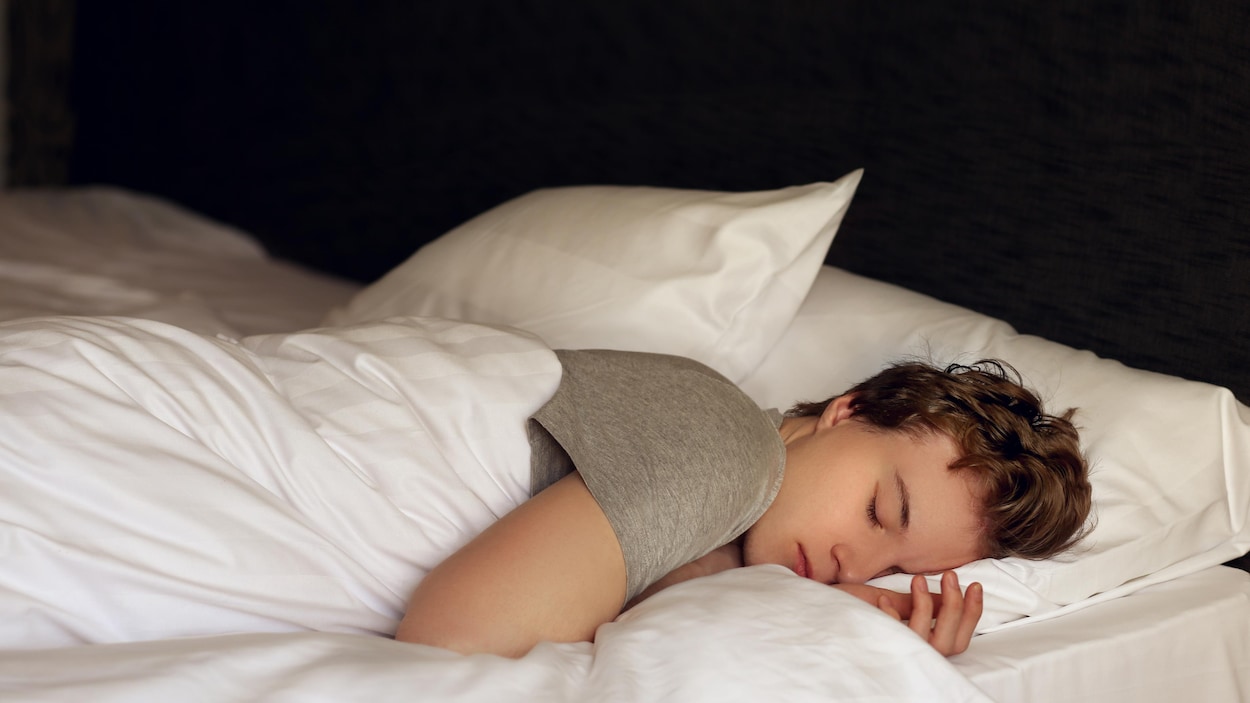 Un adolescent au lit.