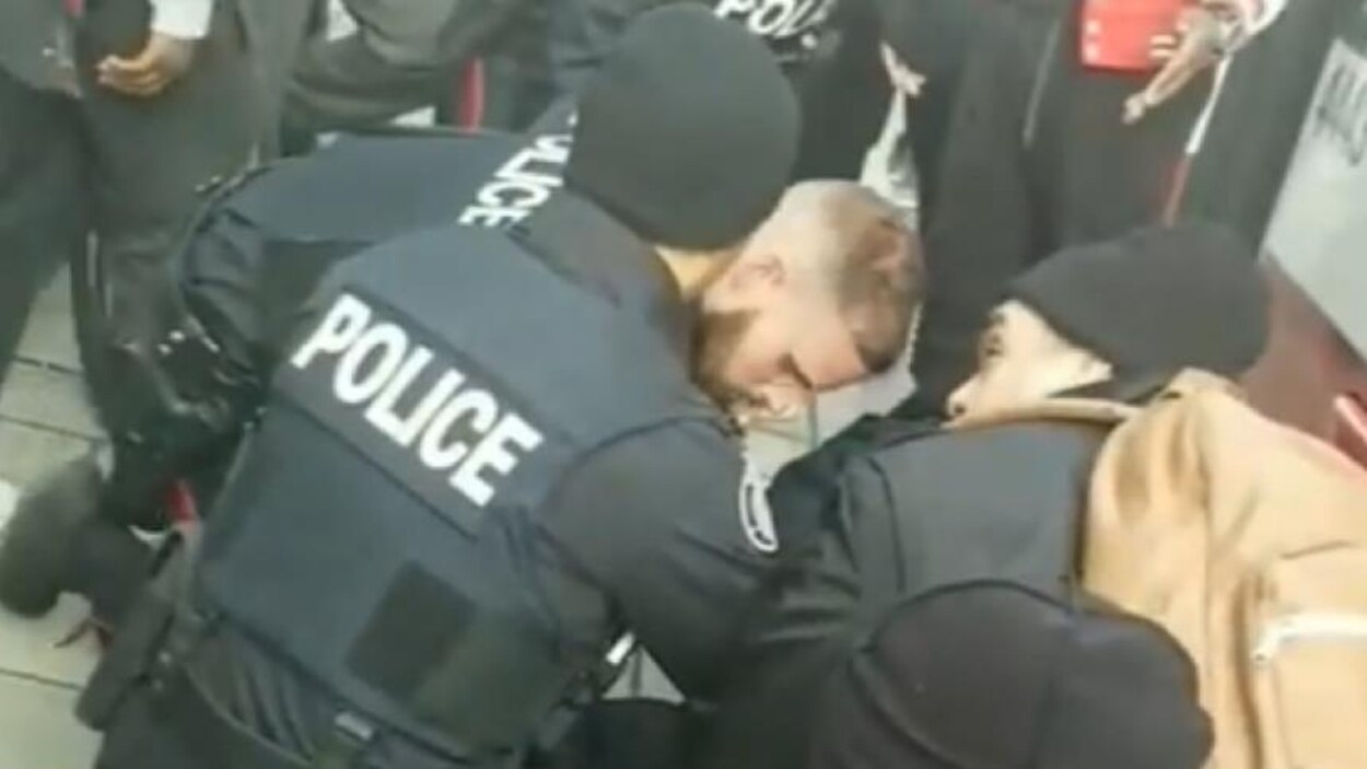 Des policiers et inspecteurs de la CTT immobilisent un adolescent dans une vidéo publiée du Facebook en février. Des policiers et inspecteurs de la CTT immobilisent un adolescent dans une vidéo publiée du Facebook en février.